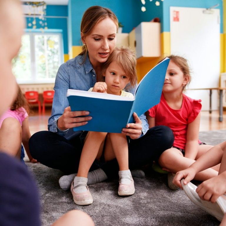 Kinder und Erwachsene basteln gemeinsam an einem großen Tisch.